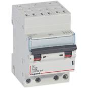 DX3 4P C32 4500a/6ka auto